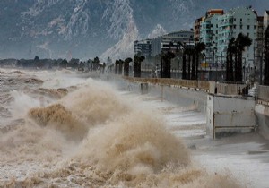 Meteorolojik uyar zerine ekipler Antalya'da teyakkuzda