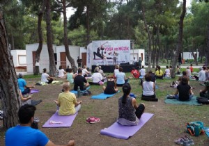 Konyaaltn'da mziin ritmi yoga ile birleti.